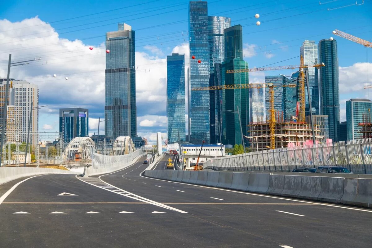 Неожиданная деталь с платным проспектом Багратиона в Москве. Рассмотрел  поближе машины, которые там едут, и очень удивился | Самый главный  путешественник | Дзен