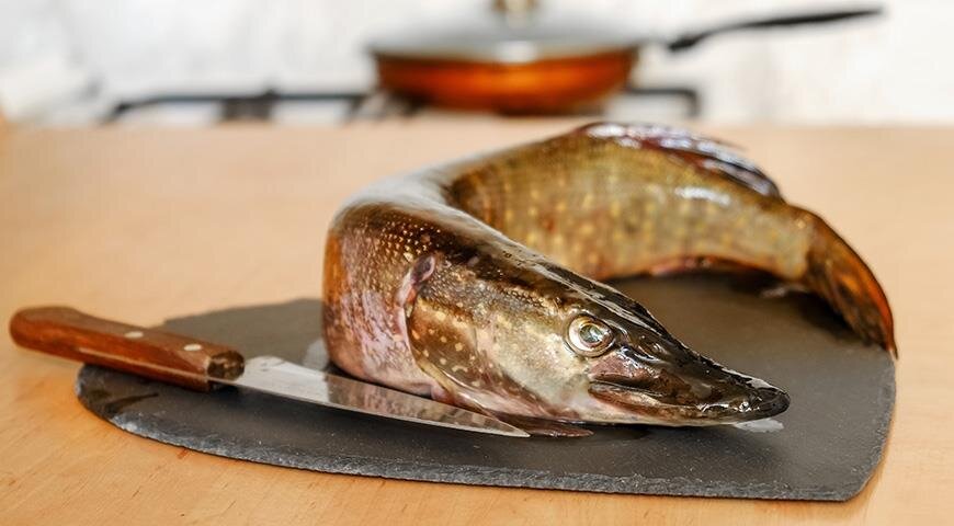 Чтобы разделать щуку, нужны острый нож и разделочная доска, как минимум