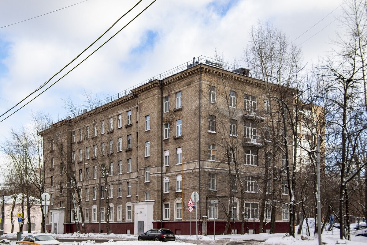 Рис. 2. Дворовой фасад. Улица Зои и Александра Космодемьянских, 32. Автор фото: vangelis_conquest. Лицензия: BY-SA. Ссылка: https://photobuildings.com/photo/257974/