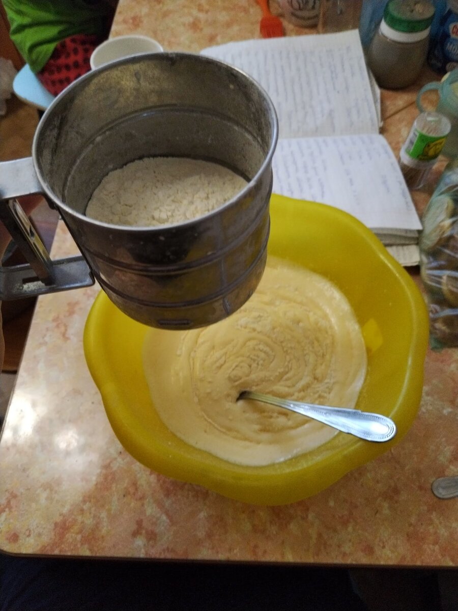 Постепенно размешиваем вилкой.