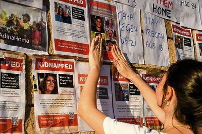    Жительница Тель-Авива во время митинга у здания Министерства обороны Израиля с требованием освободить заложников, захваченных группировкой ХАМАС в ходе нападения на территорию Израиля 7 октября. © РИА Новости