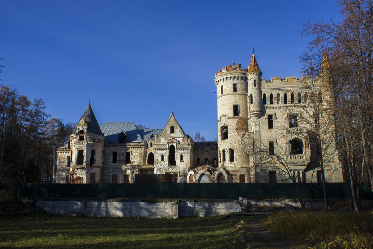 А вы знали, что в 200 км от Дзержинска есть настоящий замок? Если не знали, то устраивайтесь поудобнее, я расскажу где это и как проехать.