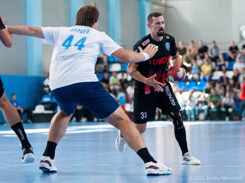 Олег Кривенко против Виктора Зайцева в игре за астраханское "Динамо" против "Зенита"