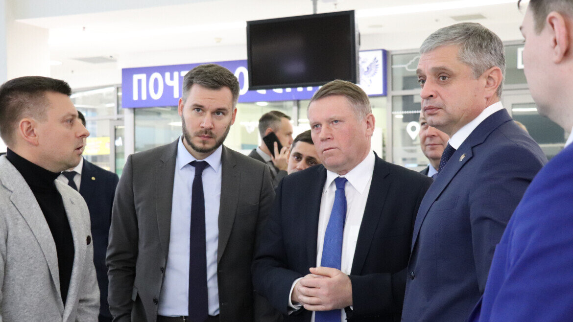 ​По данным Павла Барышева (в центре), токсичное воздействие на экосистему Волги превышает средние показатели в России в пять раз. Фото: eco.tatarstan.ru