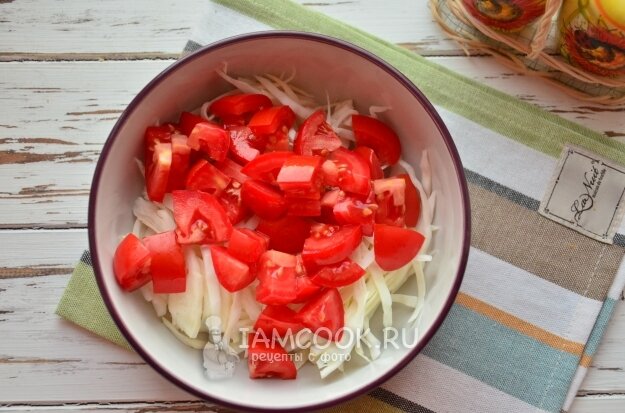 Салат из капусты с ветчиной