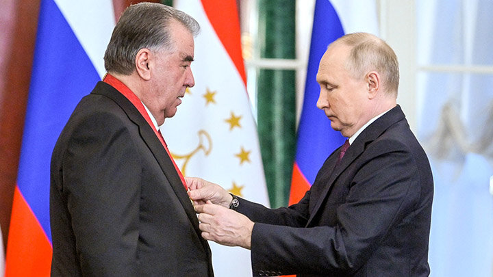 ПРЕЗИДЕНТ РОССИИ НАГРАЖДАЕТ ЭМОМАЛИ РАХМОНА ОРДЕНОМ "ЗА ЗАСЛУГИ ПЕРЕД ОТЕЧЕСТВОМ" III СТЕПЕНИ. ФОТО: KREMLIN.RU