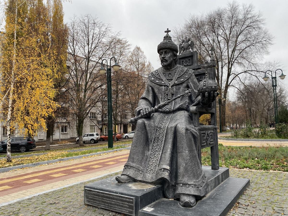 Князь владимир белгород. Щепкину. Памятник князю владимиру в белгороде. Статуя наука белгород. Белгород памятник великой отечественной войны.