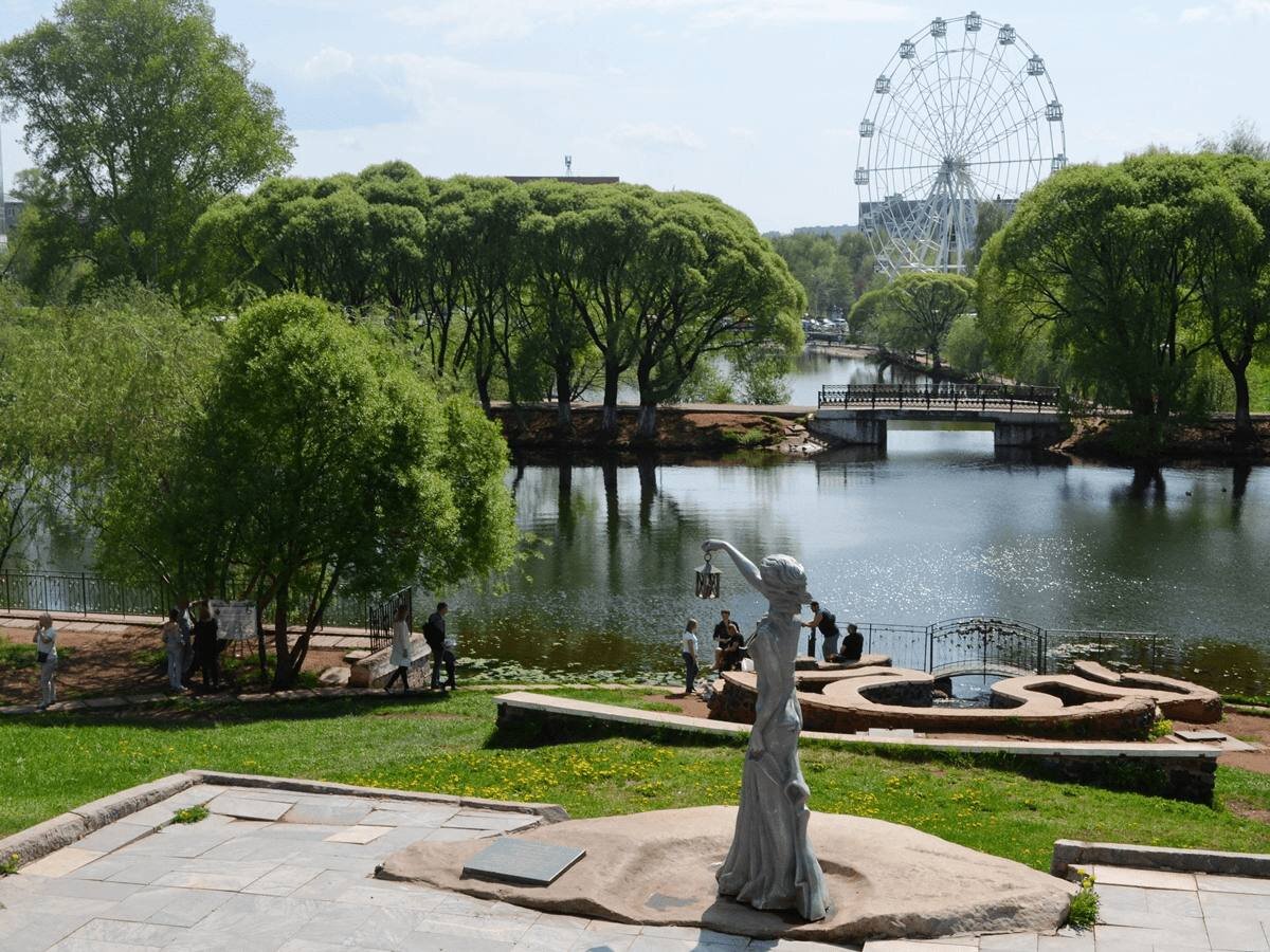 Im park. Парк им. с. м. Кирова, Киров. Парк имени Кирова Киров. Парк у цирка Киров. Парк имени Кирова у цирка Киров.