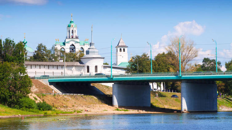    Вид на Спасо-Преображенский монастырь в Ярославле Фото: Iakov Filimonov, по лицензии Shutterstock.com