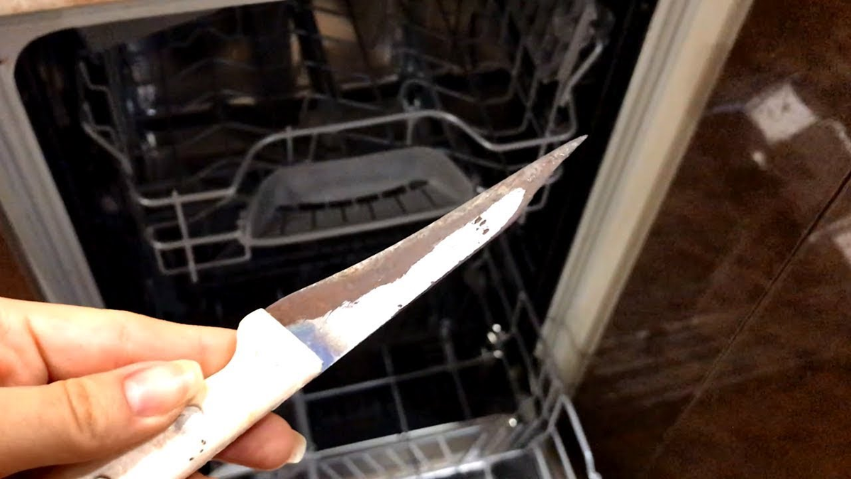 Почему нельзя мыть в посудомоечной машине. Посудомойка с ножом. Ножи в посудомоечной машине. Загрузка ножей в посудомойку. Как класть ножи в посудомоечную машину.