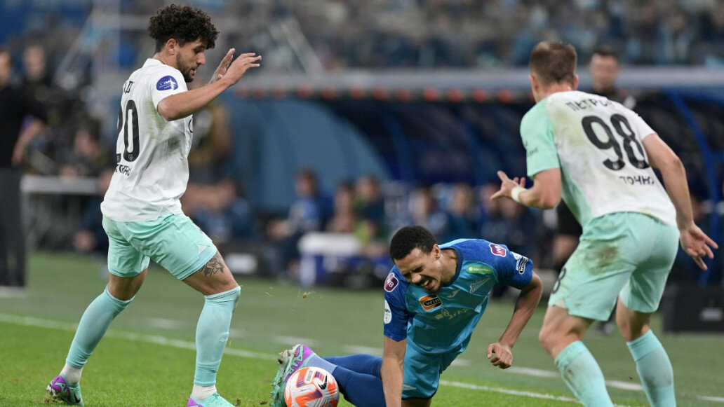 Крылья советов сочи. Самые крутые моменты в футболе. Сочи крылья обзор матча видео. Сочи крылья обзор матча видео. Футбол моменты в матче фото.