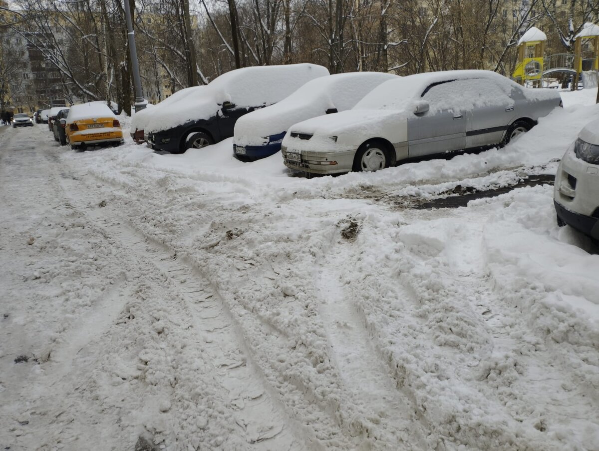 Снег во дворах в Москве никто не и не думает чистить.