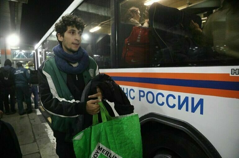 Он прилетел в москву. Кубинцы прилетели в Москву. Мел прилетел в Москву.