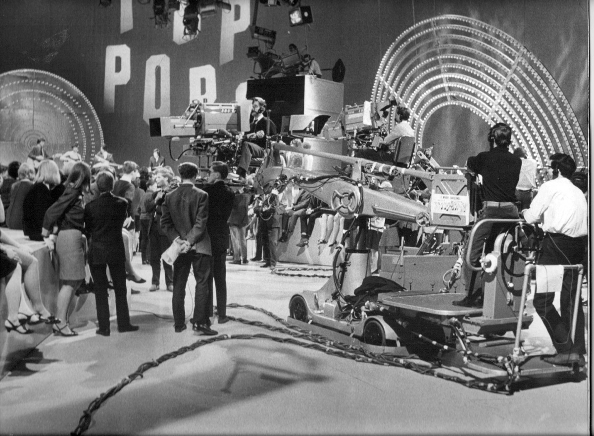 Greg James and A.Dot to host new pop show on BBC One - BBC News