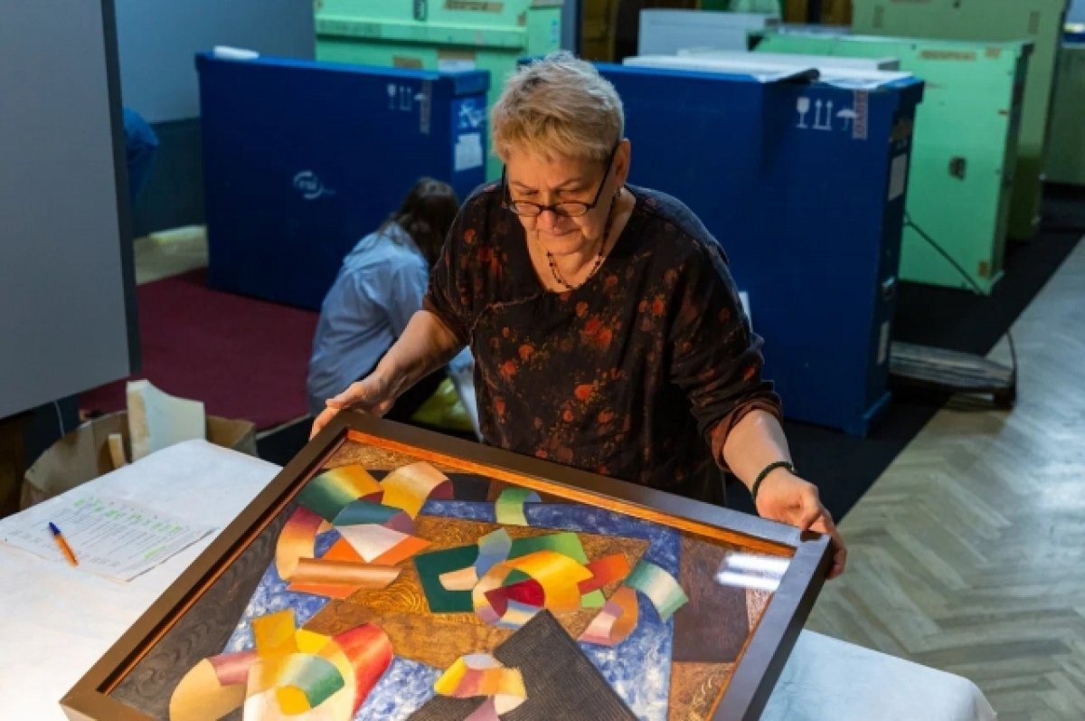    Работа реставратора требует массы умений.