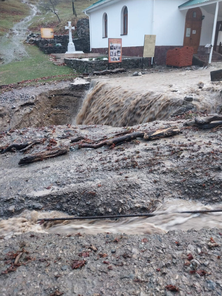 Огромные промоины и вырванные с корнем стволы деревьев. Фото: Официальный сайт/ Косьмо-Дамиановский мужской монастырь