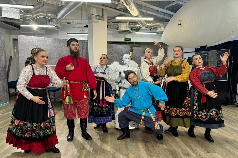    Ансамбль «Цветень» принял участие в съемках комедии «Эффект компассии» в Москве предоставили худрук ансамбля «Цветень» Стас Белинский и директор коллектива Виктор Шведов