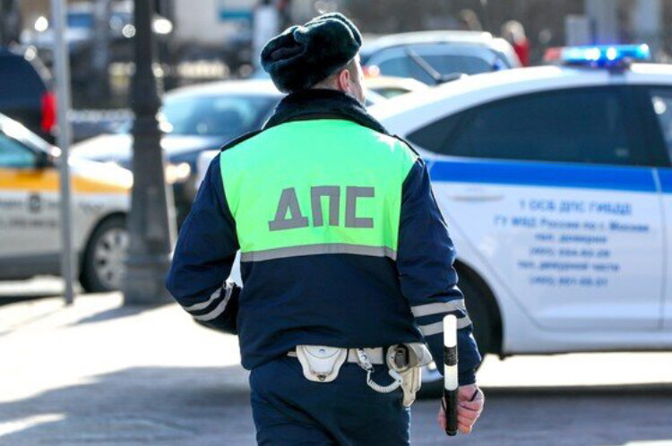 В России с 1 декабря 2023 года водители начнут получать штрафы за новое нарушение — движение зимой на летних шинах. В ГИБДД всегда говорили, что по снегу и льду очень опасно ездить на летних покрышках, однако ранее наказания за это не существовало. И вот 2 июня 2023 года было опубликовано постановление правительства от 27.05.2023 № 837 «О внесении изменений в Основные положения по допуску транспортных средств...». На сколько ГИБДД будет штрафовать водителей и могут ли эвакуировать машину — в материале NEWS.ru.

Какой положен штраф

В положениях по допуску перечислены неисправности, при которых нельзя эксплуатировать автомобиль. В списке 2023 года появился новый пункт 5.2, который гласит, что нельзя ездить, если «на транспортном средстве категорий M1 (легковые автомобили) и N1 (небольшие грузовики полной массой до 3,5 тонны) не установлены зимние шины в зимний период (декабрь, январь, февраль)».

Важно отметить, что согласно российским ПДД штрафовать за отсутствие зимних шин могут только в период с 1 декабря по конец февраля. А вот 1 марта — несмотря на то что на дорогах может быть снег и лед, — инспектор уже не сможет выписать штраф.

Штрафовать будут по ст. 12.5 КоАП «Управление транспортным средством при наличии неисправностей или условий, при которых эксплуатация транспортных средств запрещена...» — 500 руб. или лишь предупреждение. Мало того, штраф можно будет заплатить с 50% скидкой в течение первых 20 дней.

Штраф не самый большой, особенно учитывая, какое влияние оказывают зимние шины на безопасность. Именно поэтому инспекторы ГИБДД могут применять к нарушителям «секретный прием»: одновременно со штрафом может быть выписано и предписание на устранение нарушения. В котором указывается срок выполнения, например 10 дней.

И если через эти 10 дней водителя вновь остановят за езду на летних шинах зимой, то его привлекут уже по гораздо более серьезной статье 19.3 КоАП — «неповиновение законному распоряжению сотрудника полиции». И тут наказание гораздо серьезнее: штраф 2000–4000 руб. либо — внимание! — административный арест на срок до 15 суток, либо обязательные работы на срок 40–120 часов.

То есть за «неправильные» шины могут даже арестовать. По крайней мере, для борьбы с затонированными стеклами автомобилей подобная мера прекрасно себя зарекомендовала.

Что еще может проверить инспектор

Постановление № 837 предусматривает также запрет на движение на зимних шинах летом (в период с 1 июня по 31 августа). Причем запрет в данном случае касается только шипованных шин. А вот на так называемых фрикционных покрышках, которые водители часто называют «липучками», можно ездить круглый год.

Штраф за движение на автомобиле с шипованными шинами в летнее время будет точно таким же — 500 руб. или предупреждение (а вот весной и осенью можно ездить на шинах любого типа).

Кстати, инспекторы ГИБДД будут проверять не только наличие зимних шин, но и состояние самих покрышек. Согласно законодательству, зимние шины должны иметь остаточную глубину протектора более 4 мм (если менее — штраф 500 руб. или предупреждение).

Кроме того, запрещается движение на машине, если есть расслоения в шине, отсутствует хотя бы один болт или гайка крепления диска, на одну ось установлены шины разной конструкции или с разным рисунком протектора и пр. То есть устанавливать на автомобиль только две зимние шины (например, на заднюю ось) запрещается.

Обязательно ли наклеивать знак «Ш»

В 2017 году тогдашний глава правительства России Дмитрий Медведев подписал постановление № 333 с новой редакцией ПДД. Она предусматривала, что водители, которые используют зимние шипованные шины, должны наклеивать на заднее стекло знак «Ш». И был даже предусмотрен штраф для нарушителей — 500 руб.

Подобная мера работала еще во времена СССР, когда шипованных шин было мало, а водители такой наклейкой предупреждали окружающих, что тормозной путь их автомобиля на льду и снегу будет коротким. Однако зачем использовать наклейки «Ш» сейчас — не совсем понятно. Ведь дефицита зимних шин сейчас нет, а тормозная динамика машин с шипами и без них примерно одинакова.

В ГИБДД быстро поняли совершенную ошибку. И уже в 2018 году знак «Ш» стал необязательным, и за его отсутствие уже никто не штрафует.

Нужны ли зимние шины жителям Сочи и Геленджика

Закон един для всех субъектов Российской Федерации. Поэтому требование переобувать автомобиль в зимние шины будет касаться и тех водителей, которые ездят исключительно вдоль Черного моря, где снег может вообще не выпасть.

Когда обсуждалось введение нового перечня неисправностей, то были предложения отдать регионам право изменять время начала и конца использования зимних шин. Однако от этого отказались. Ведь житель Сочи может поехать на выходные в горы (где есть снег и лед) или в другой регион страны.

Могут ли за летние шины эвакуировать автомобиль

Если инспектор ГИБДД увидит на машине летние шины зимой, то он может лишь выписать штраф или предупреждение (плюс составить предписание на устранение нарушения). Но эвакуировать автомобиль он не сможет.

«Следует отметить, что запрет эксплуатации автомобиля в случае наличия у него неисправностей из Перечня не подразумевает под собой полный запрет движения. Так, согласно пункту 2.3.1 ПДД при возникновении в пути неисправностей, с которыми запрещена эксплуатация транспортных средств, водитель должен устранить их, а если это невозможно, то он может следовать к месту стоянки или ремонта с соблюдением необходимых мер предосторожности. Исключение — это неисправности рабочей тормозной системы, рулевого управления, сцепного устройства (в составе автопоезда), не горящие (отсутствующие) фары и задние габаритные огни в темное время суток или в условиях недостаточной видимости, недействующий со стороны водителя стеклоочиститель во время дождя или снегопада. В указанных случаях движение транспортного средства до их устранения запрещено», — рассказали в МВД России.

Можно ли вешать навигаторы и видеорегистраторы

Еще одним нововведением, которое появилось в постановлении № 837, стал запрет с 1 сентября 2023 года движения на автомобиле если «установлены дополнительные предметы или нанесены покрытия, ограничивающие обзорность с места водителя».

Многие восприняли это как запрет на использование навигаторов, видеорегистраторов, смартфонов, освежителей воздуха и так далее. Но, как рассказали в МВД, никто не запрещает навигаторы или регистраторы. Просто они должны быть установлены таким образом, чтобы не мешать обзору водителя. Причем такая мера действовала и раньше.

«Положение, согласно которому эксплуатация автомобиля запрещается в случае, если на его лобовое стекло установлены предметы, ограничивающие обзорность, кроме зеркал заднего вида, деталей стеклоочистителей, наружных и нанесенных или встроенных в стекла радиоантенн, нагревательных элементов устройств размораживания и осушения ветрового стекла, применялось и прежде. Запрета на использование видеорегистратора, если указанное техническое средство не мешает обзорности, оно не включает», — пояснили в МВД.

Эксперты также рассказали, что не надо бояться навигаторов и регистраторов. «За 13 лет собственной практики я не видел ни одного штрафа за установленный гаджет на лобовом стекле автомобиля. Специально посмотрел на судебную практику и тоже не нашел ни одного дела с аналогичными обстоятельствами. Вероятность получить штраф за маленький гаджет, который не загораживает обзор водителю, с моей точки зрения, равна абсолютному нулю», — рассказал координатор движения «Общество синих ведерок» Петр Шкуматов.

Читайте также:

Какое авто купить за 500 тысяч рублей: 5 самых интересных вариантов

За что могут лишить прав? Нарушения, которые превращают водителя в пешехода

«Скрутка» пробега: как выявить, можно ли подать в суд на продавца

Какое давление должно быть в шинах зимой, летом, с грузом и в пустой машине