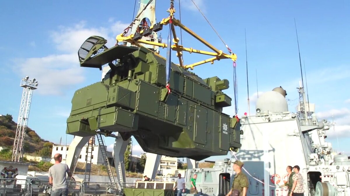 Установка боевого модуля ЗРК "Тор-М2КМ" на фрегат "Адмирал Григорович". Кадр из репортажа телеканала "Звезда"