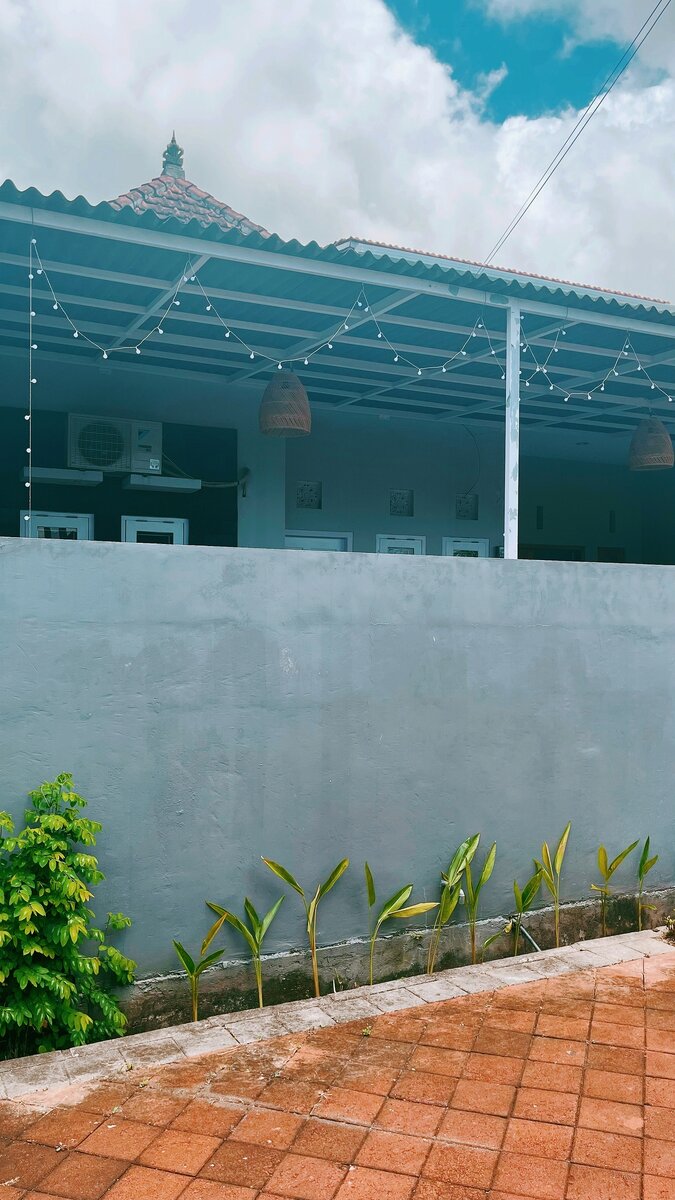 Так дом выглядит с улицы, внутри есть двор и парковка для машины и байков