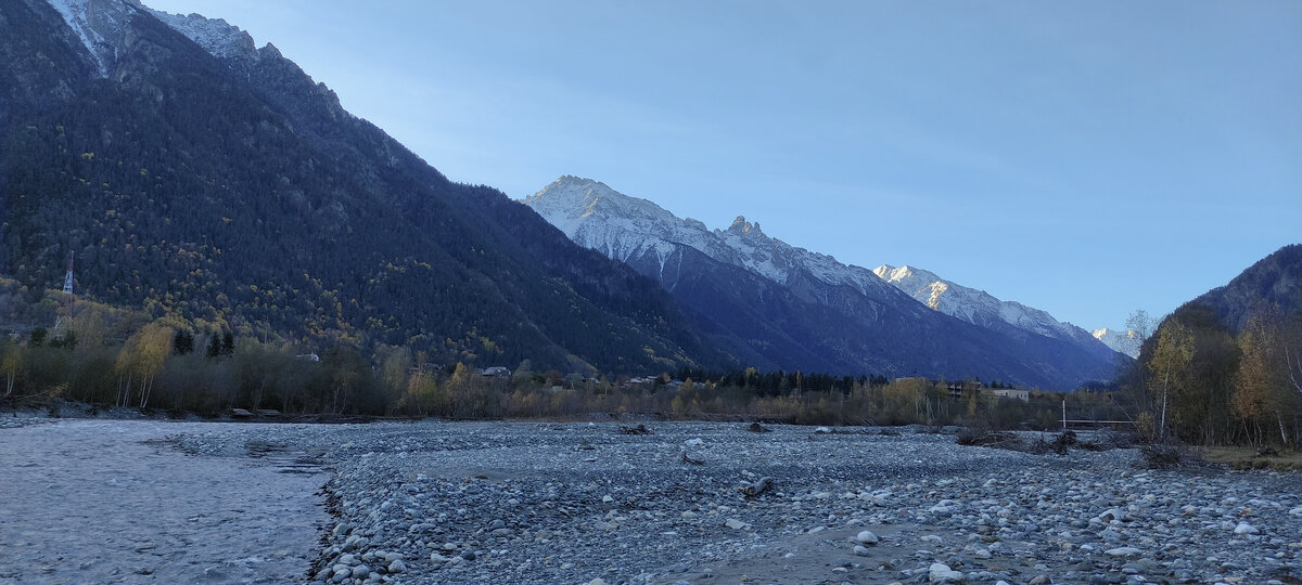 Вид на реку Теберда и горы на рассвете 