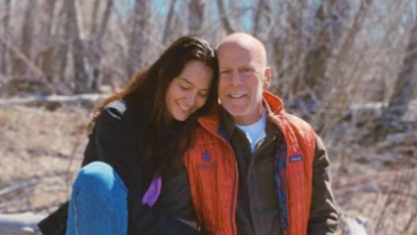 Брюс уходит.