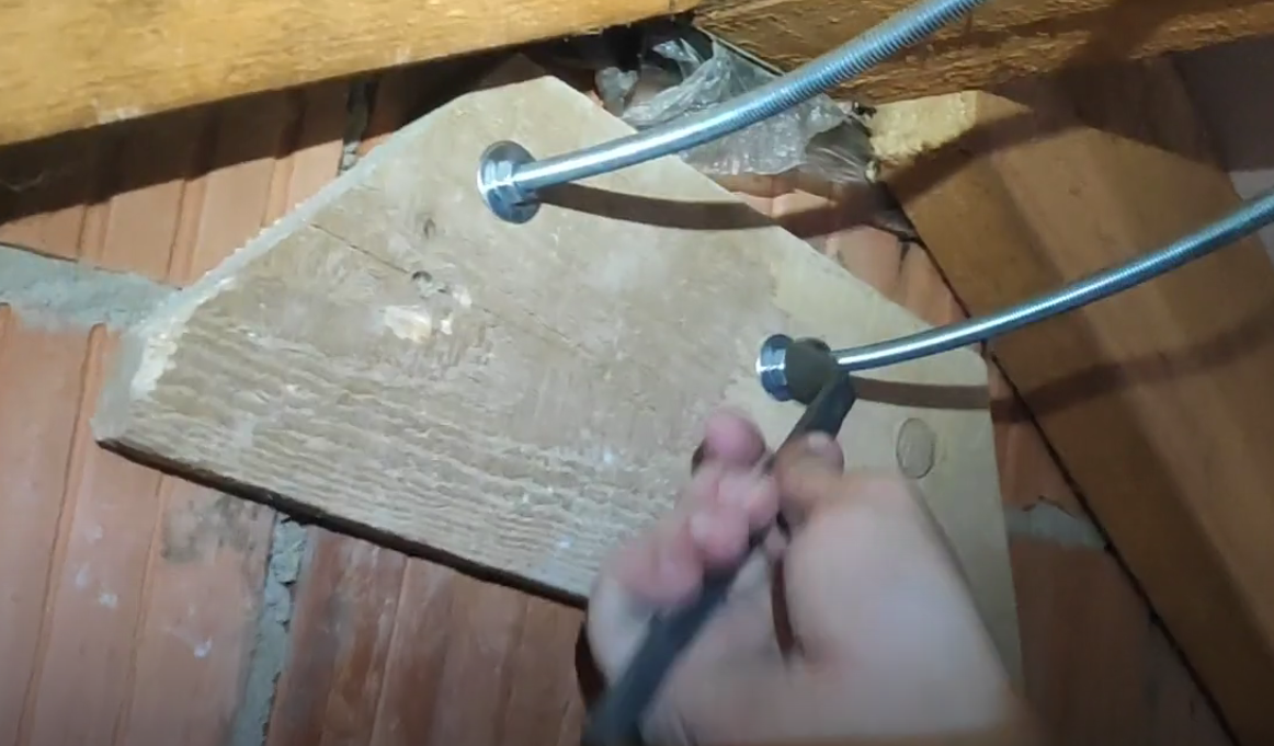 В этом месте кирпич крошился при затягивании гайки, пришлось приладить доску вместо "шайбы".