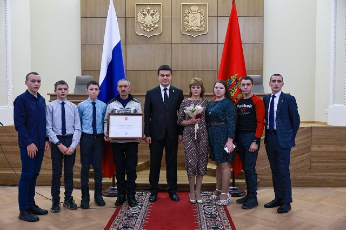    В Красноярском крае 12 многодетным матерям вручили знак «Материнская слава»