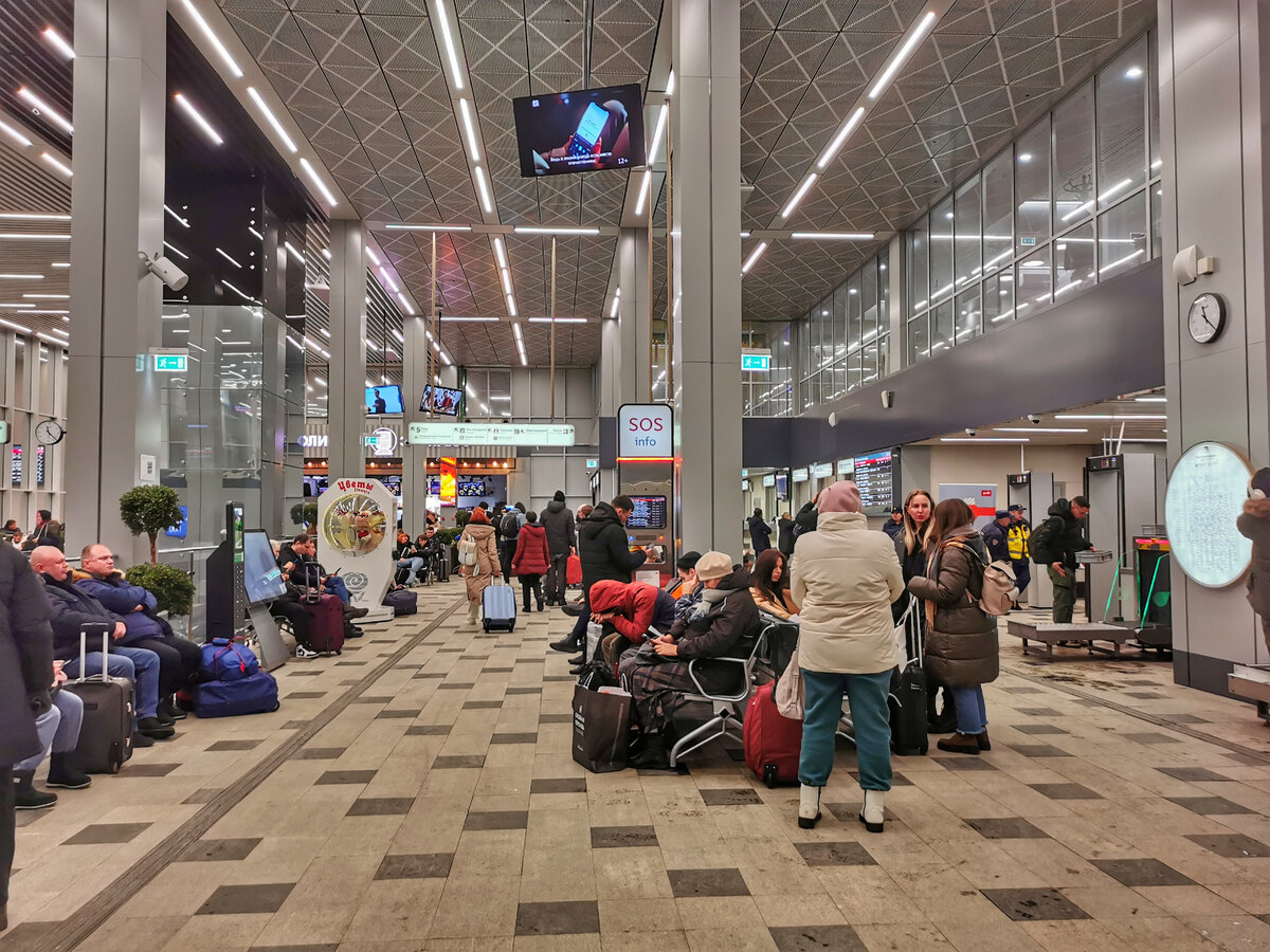 На первом этаже. Здесь зал ожидания. Есть ещё -1 этаж, там чуть посвободней, плюс выход на первый путь. А выход на 3 и 4 пути происходит через третий этаж, где есть vip-зал.