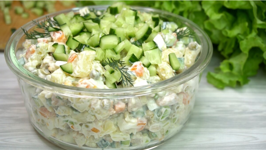 Самые вкуснейшие салаты, Оливье и Сельдь под шубой. Сколько уже лет прошло, но на столе по прежнему салаты родом из Союза.