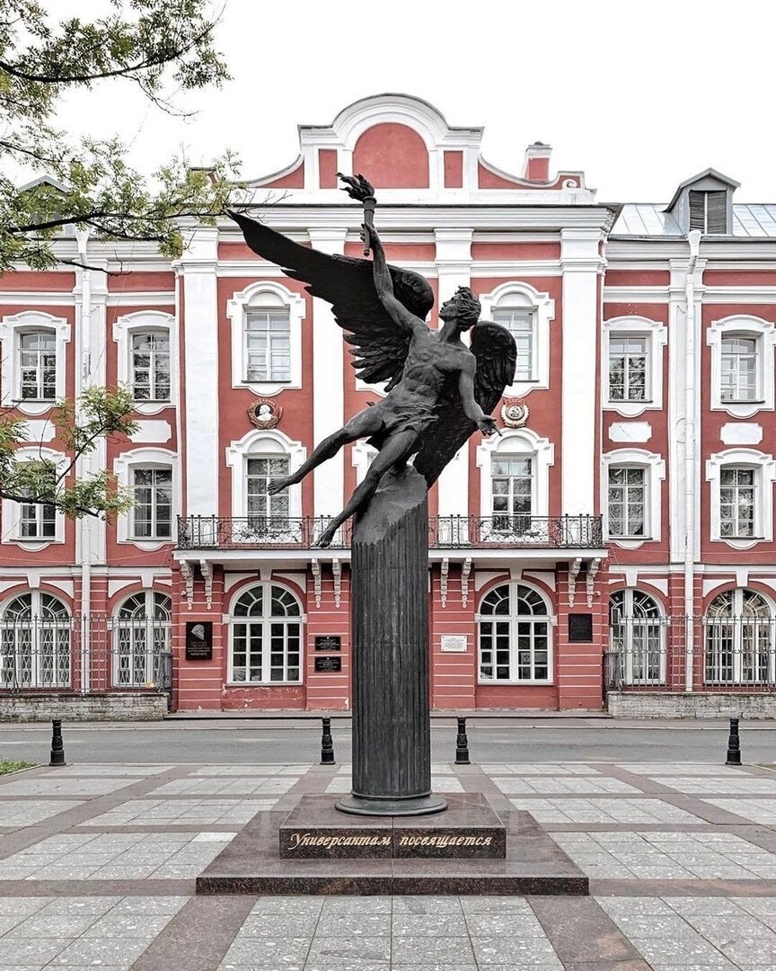 До последнего времени перед СПбГУ стоял этот памятник