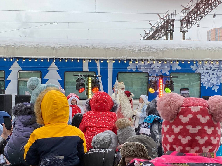    Поезд Деда Мороза украшен гирляндами