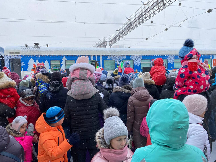    На перроне Деда Мороза и Снегурочку ждали сотни людей