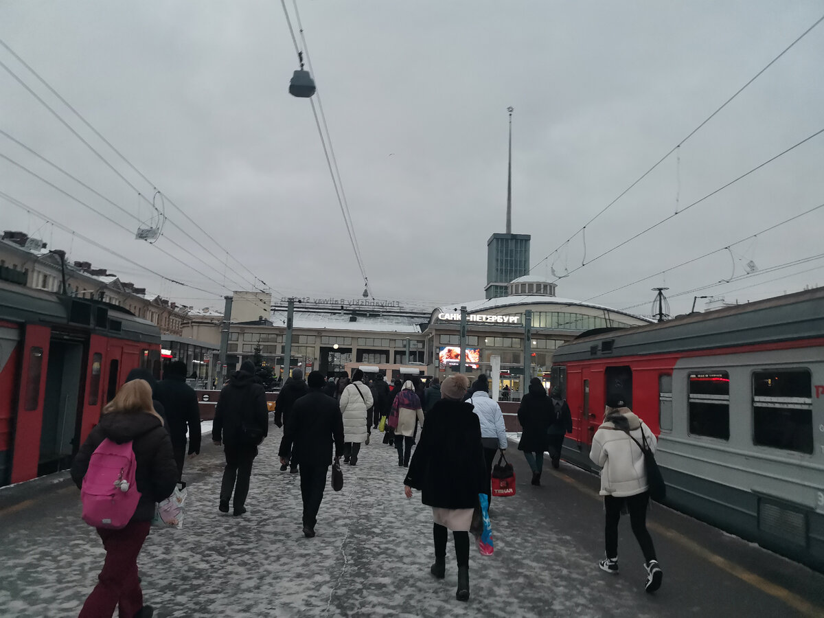 Прибыла на вокзал, электричек много 