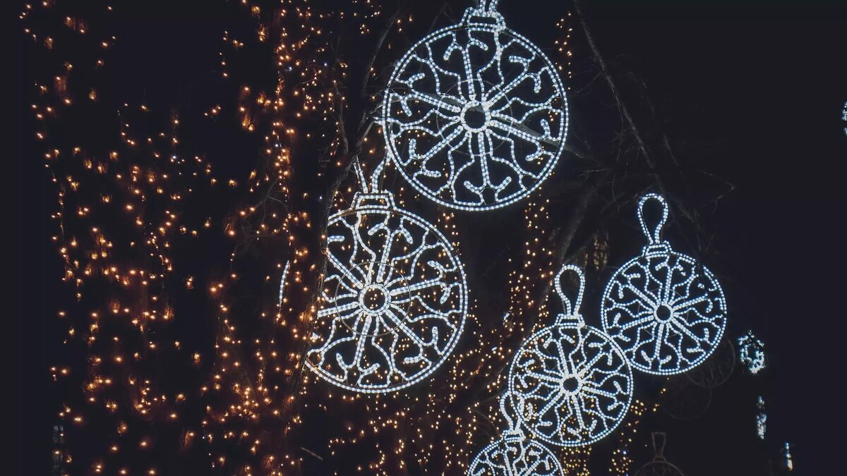     Глава Ижевска Дмитрий Чистяков в соцсетях рассказал о новых новогодних украшениях города.