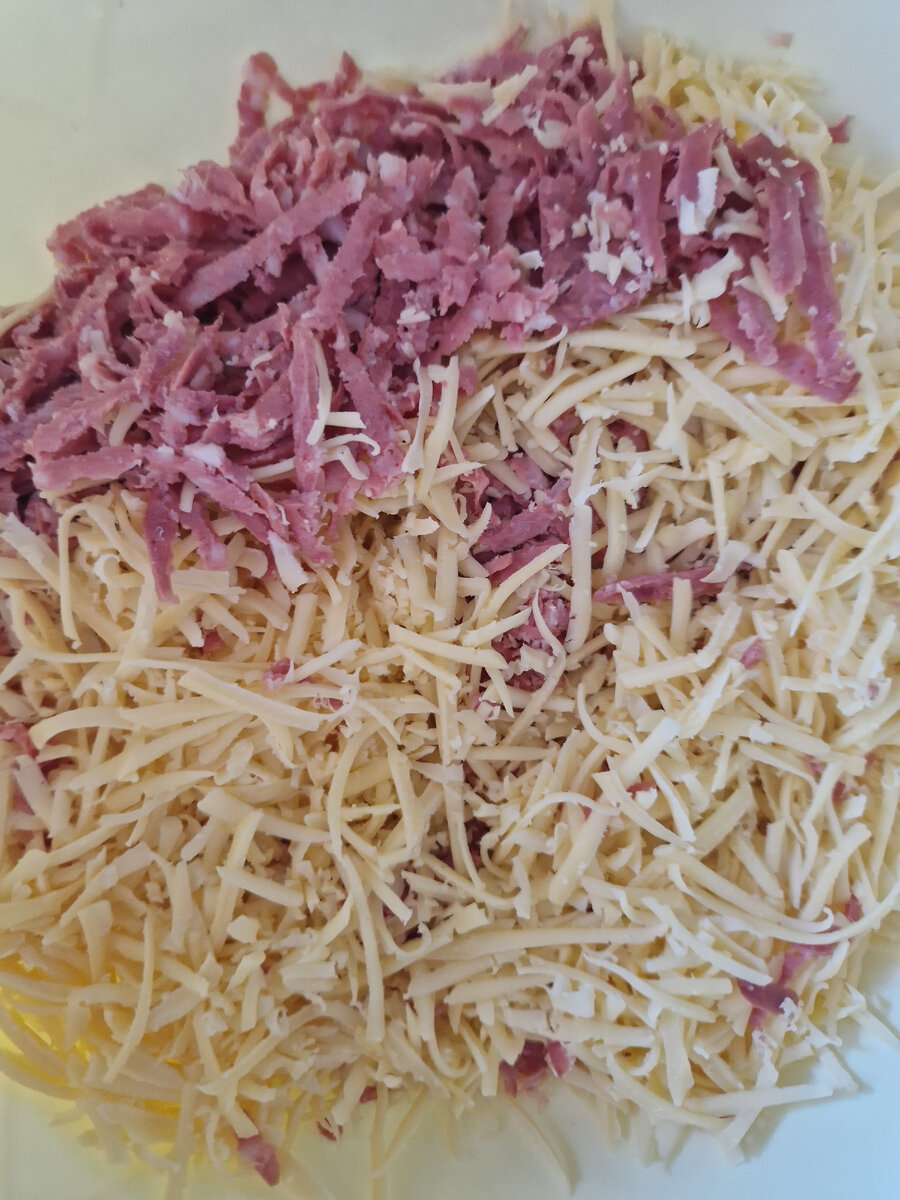 Натереть колбасу на крупной тёрке, а сыр на мелкой.