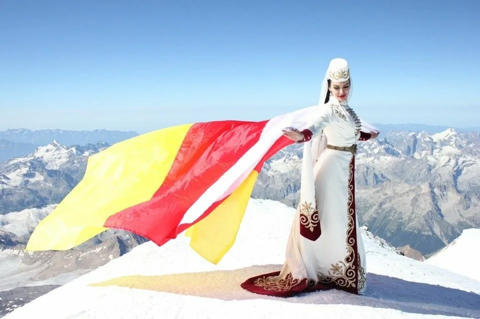 Северная осетия женщины. Северная Осетия национальный костюм. Северная Осетия Алания национальный костюм. Осетинка в национальном костюме в горах. Нац костюм Северной Осетии.
