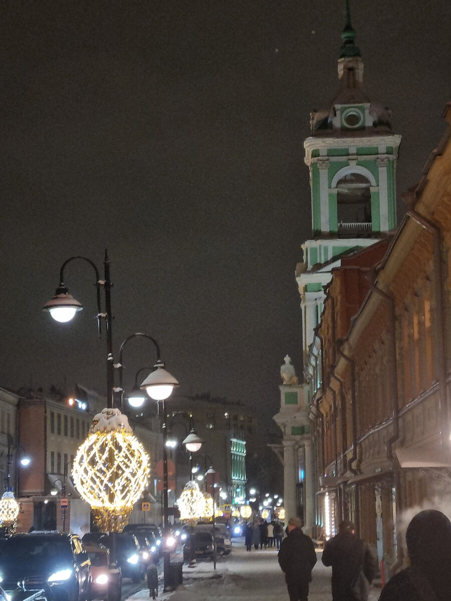 (Фонари какие нарядные в Замоскворечье)