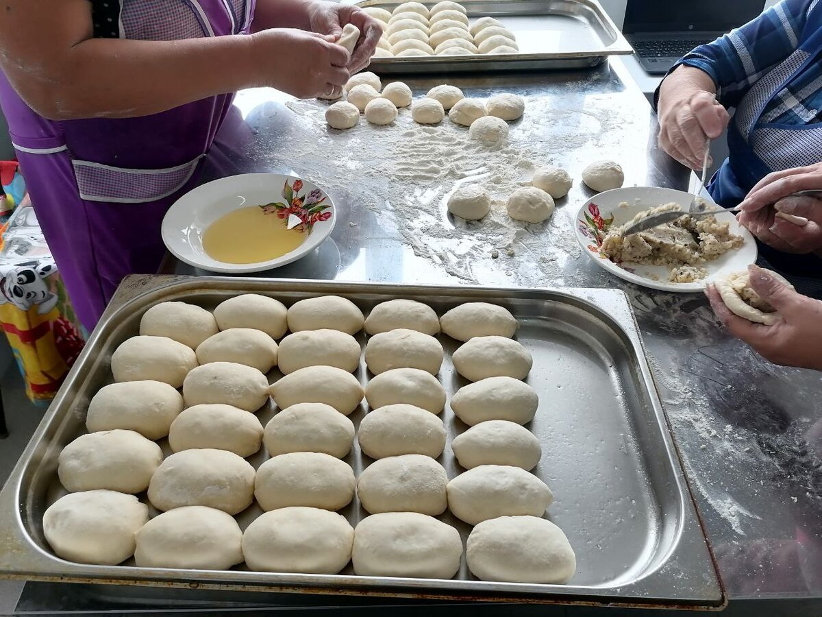 Золотые ручки наших женщин творят волшебство на фронт. 