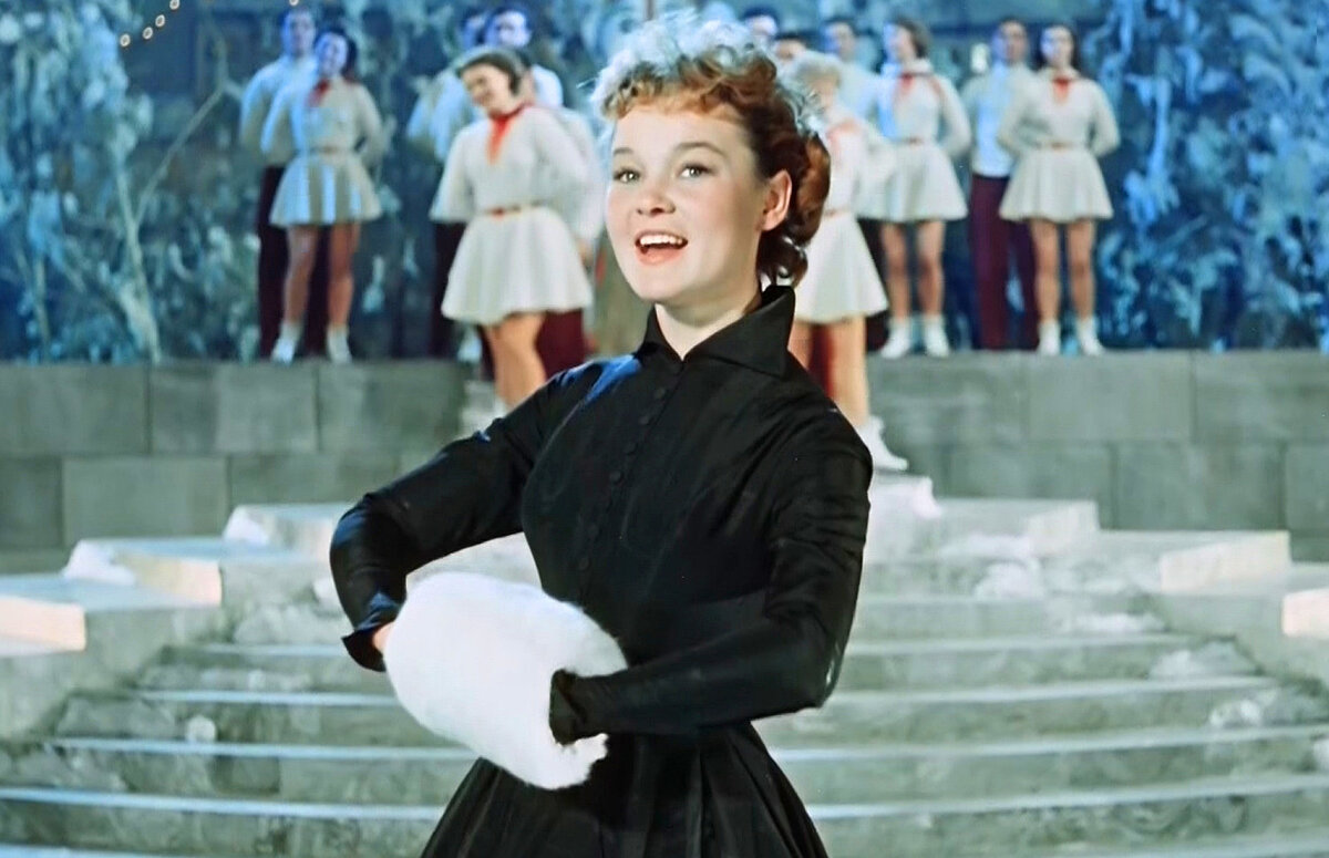 Кадр из фильма "Карнавальная ночь". Гурченко в роли Леночки Крыловой.