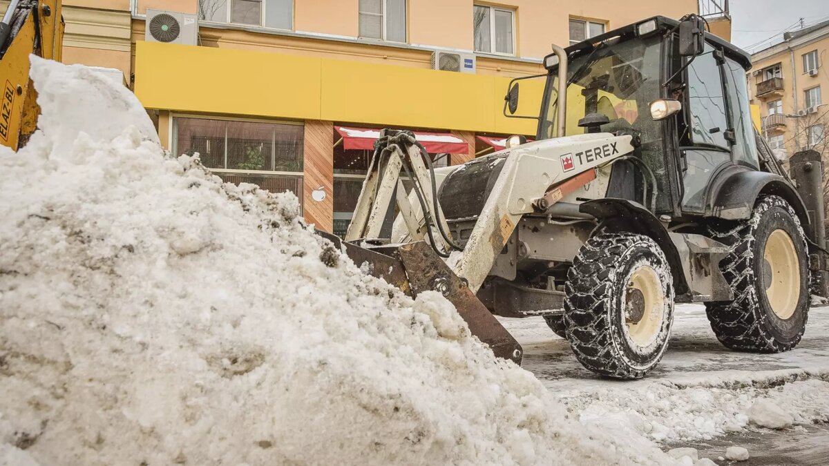     Дорожные службы Ижевска продолжают бороться со снегопадом в круглосуточном режиме.