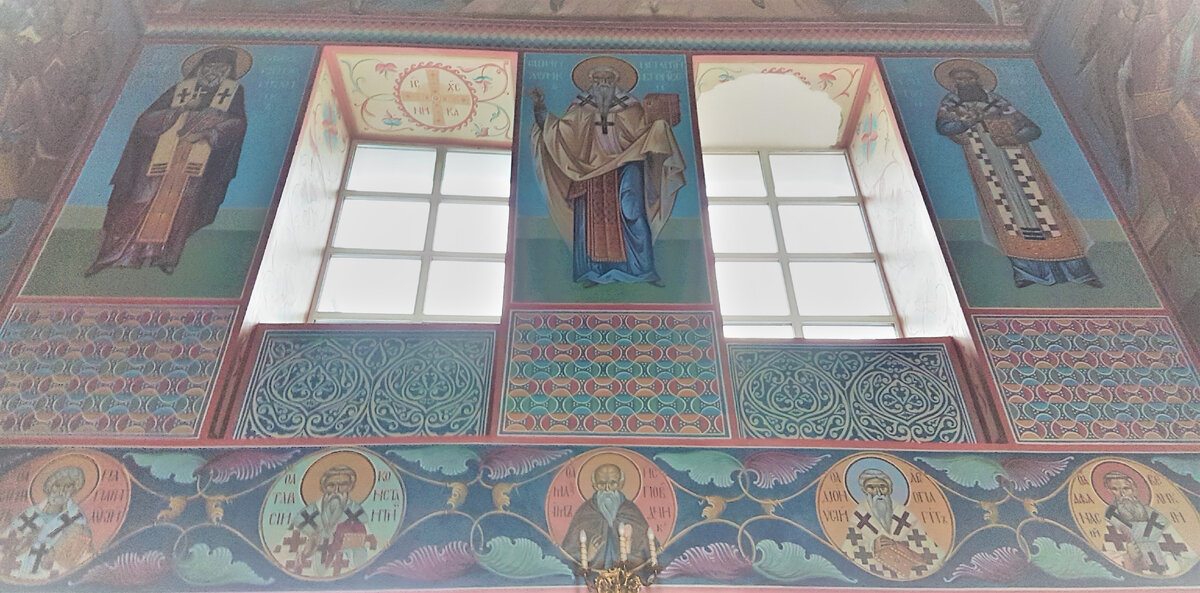 На северной стене четверика храма Успения Пресвятой Богородицы "за верхом" г. Калуга находится роспись с изображением святителей и одного преподобного - Максима Исповедника. Святители — патриархи, митрополиты, архиепископы и епископы, достигшие святости чистотой личной жизни и прославившиеся неустанным попечением о своей пастве, хранением Православия от ересей и расколов. На росписи изображены Климент Римский, апостол от 70; священномученик Дионисий Ареопагит, епископ Афин – это  епископы I века, пострадавшие за веру и распространение христианских общин. Священномученик Игнатий Богоносец, епископ Антиохийский, II век, боролся с зарождающим еретическим учением докетов, отрицавшие реальность воплощения, страдания и воскресения Иисуса Христа, утверждавшие иллюзорность Его существования. В IV веке распространяется ересь Ария, что Отец и Сын не единосущны и ересь духоборчества, которые считали что Святой Дух не Бог, а сотворенное существо. На защиту веры встали: святитель Афанасий Великий – архиепископ Александрийский, святитель Николай Чудотворец – архиепископ Мир Ликийских, святитель Спиридон Тримифунтский – епископ Тримифунта, святитель Василий Великий – архиепископ Кесарии Каппадокийской, святитель Григорий Богослов - архиепископ Константинопольский, святитель Иоанн Златоуст -  архиепископ Константинопольский. В VI веке уже распространилась ересь монофизитства, исповедовавшая одну Божественную природу в Господе Иисусе Христе. Дальнейшим развитием ереси монофизитов стала ересь монофелитов. К VIII веку Церковь волновали иконоборческие смуты. С иконоборческой ересью боролись преподобный Иоанн Дамаскин, преподобный Иосиф Песнописец, преподобный Феодор Студит.