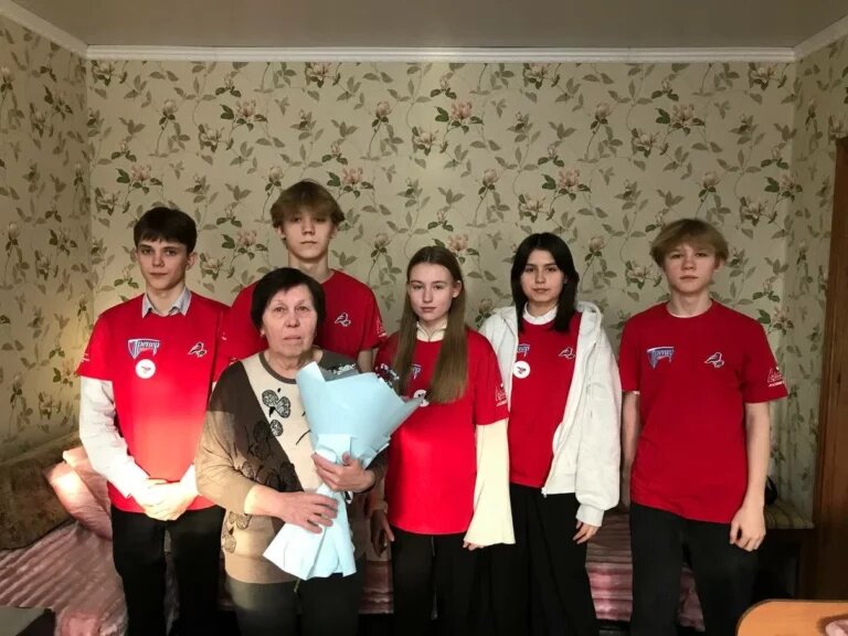    Школьники в преддверии праздника поздравили маму погибшего в ходе СВО оренбуржца Кристина Просвиркина