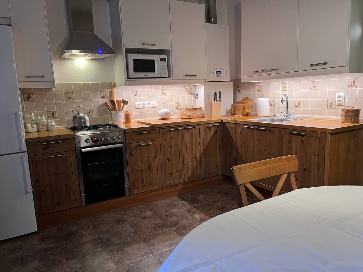 Напольные шкафы - Фагерланд. Навесные - Аплод. Кухня Фактум в доме.