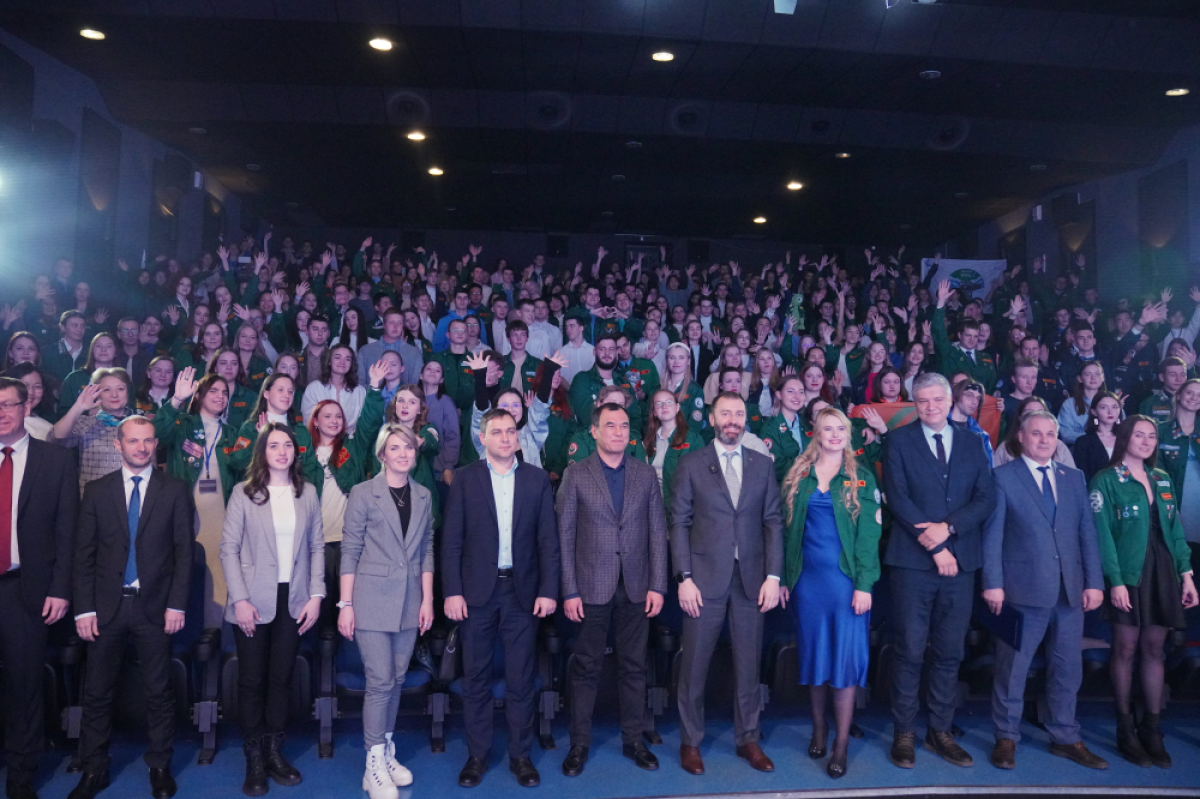    Спикер ЗС вручил благодарности лучшим бойцам студотрядов Иркутской области