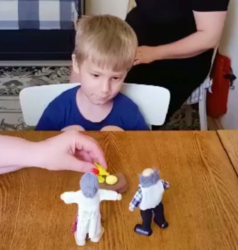Одно из первых занятий. Рассказываем курочку-рябу. Это доступно, т\потому-что звукоподражания уже были