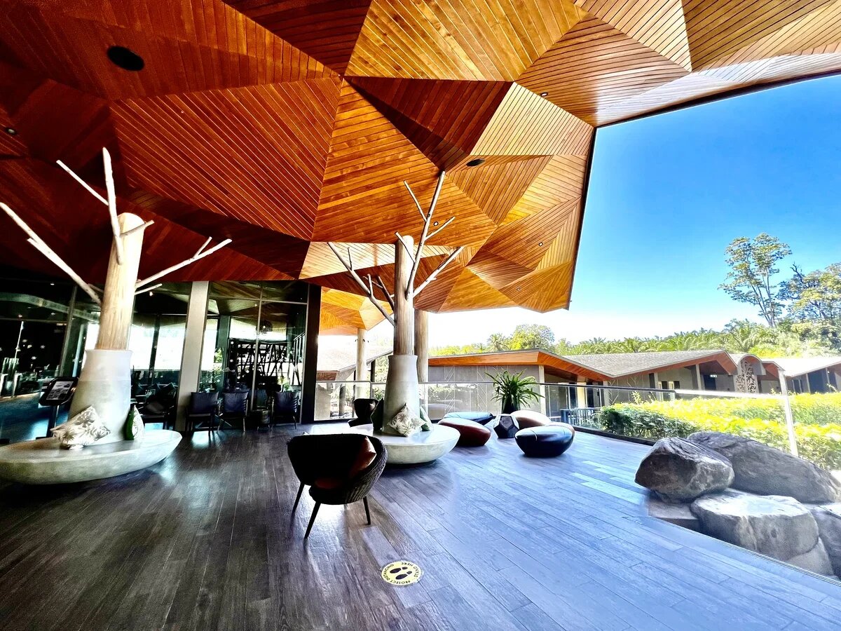 В лобби отеля Kalima Resort &Villa Khao Lak 5*, Таиланд. Фото: АТОР