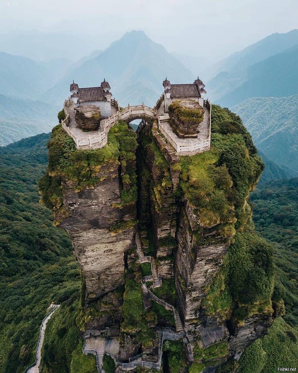 Храм на горе Фаньцзин. Гора Фаньцзиншань в Китае. Гора Fanjingshan Гуйчжоу. Пик Фаньцзиншань.