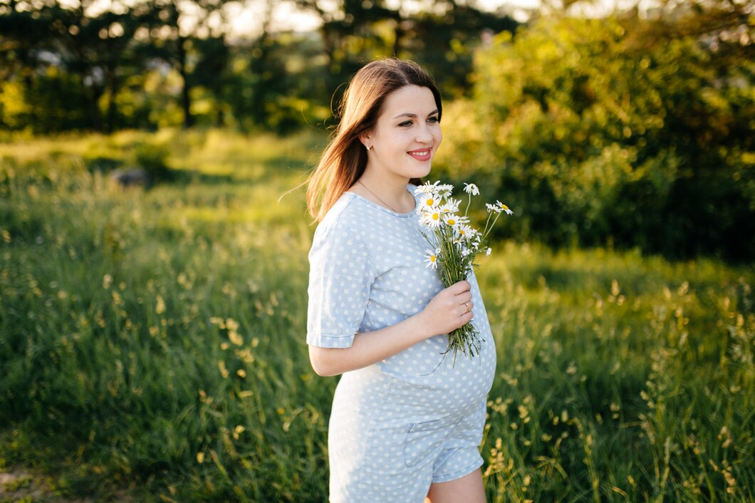 20 летнюю беременную девушку. Фотосессия беременных на природе летом. Цветы для беременных. Фотосессии на улице летом беременность с ромашками.