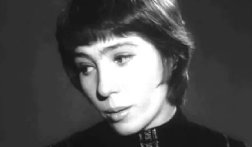 Елена камбурова биография личная жизнь национальность Прежде чем стать известной певицей она жила на улице и работала помощницей камен